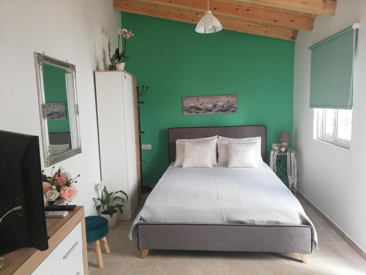 Small Studio With Yard Ханья Экстерьер фото