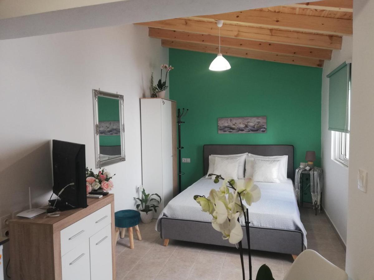 Small Studio With Yard Ханья Экстерьер фото